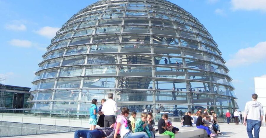 Berlin: Government District Tour and Reichstag Dome Visit - Choose German or English for the Reichstag part