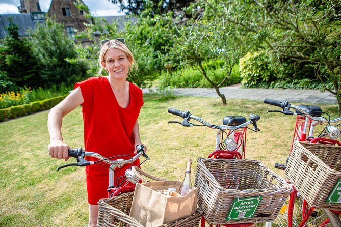 Bruges, Guided Retro Biketour: Highlights and Hidden Gems - The Bike Setup: Helmet, Basket, Poncho, Umbrella