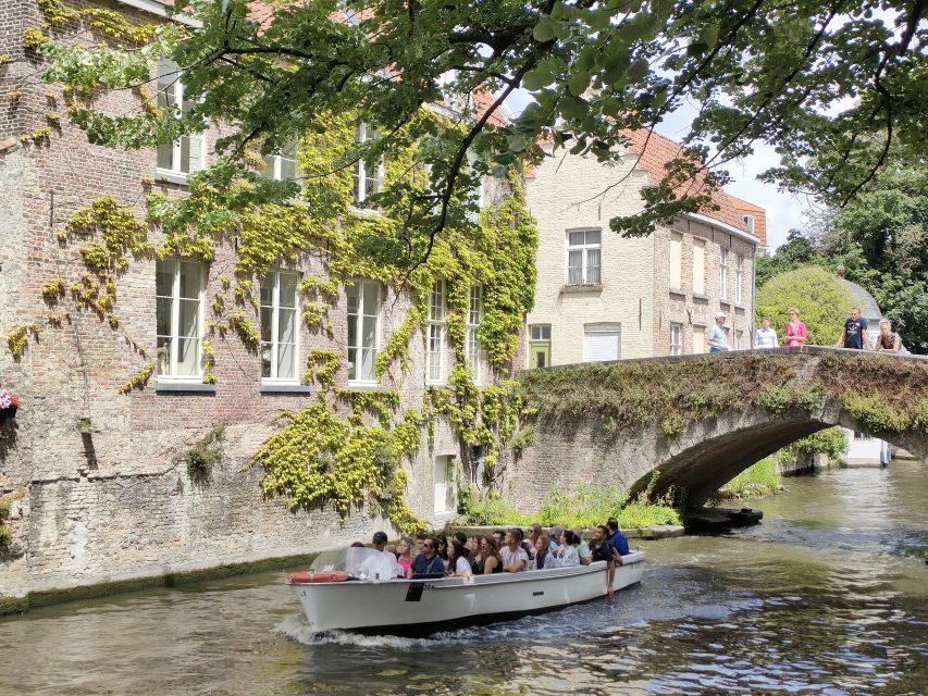 Bruges: Small Group Boat Cruise and Guided Walking Tour - Meeting at the Historium and picking your start option