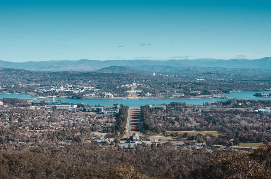 Canberra: City Highlights Day Tour with Entrance Fees - The Experience & Group Dynamics