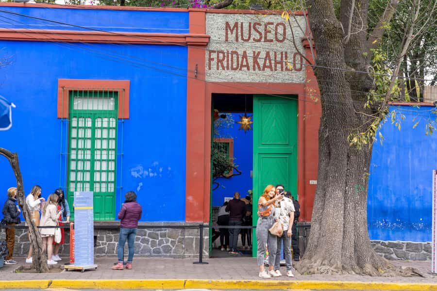 CDMX: Xochimilco, Coyoacan, Frida Kahlo Museum & Murals Tour - Your first hour: getting to Coyoacán and the artisan cooperative stop