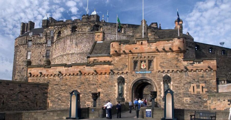 Edinburgh Castle: Guided Walking Tour with Entry Ticket - Meeting at Advocates Close: Find the Black Umbrella