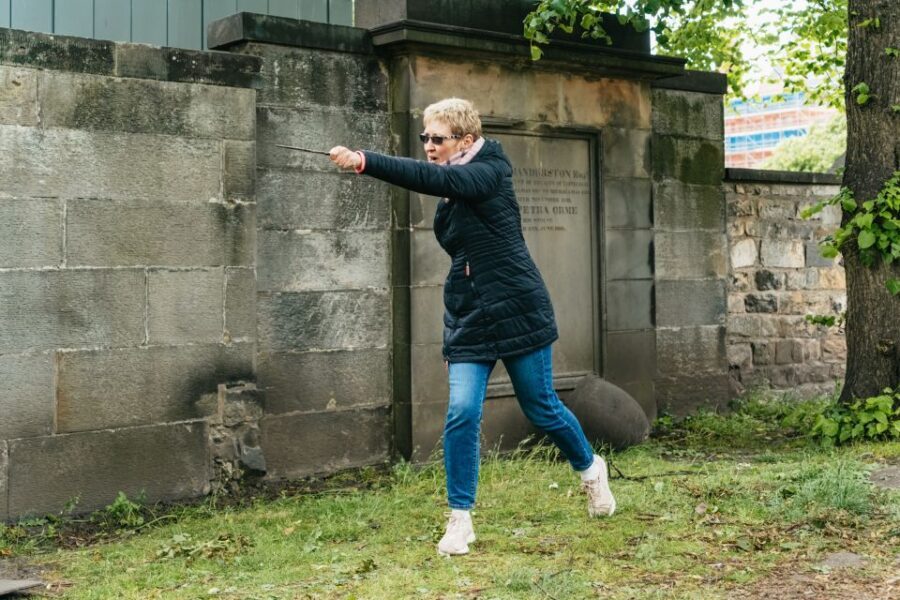 Edinburgh: Harry Potter Magical Guided Walking Tour - Meeting at William Chambers Monument (and finding your guide fast)