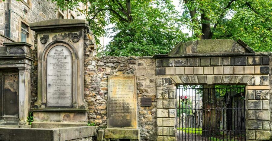 Edinburgh: Haunted Underground Vaults and Graveyard Tour - Greyfriars Kirkyard: The Legend of Greyfriars Bobby