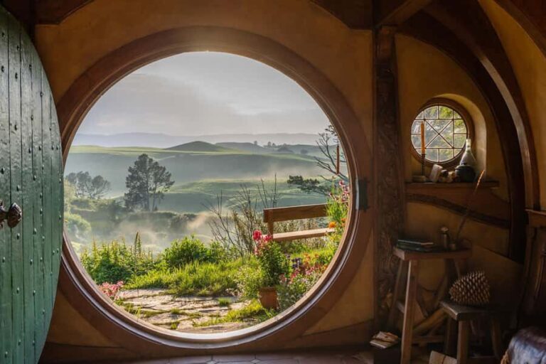 From Auckland: Hobbiton Movie Set Trip with Guided Tour - The Quality of Guides and Overall Experience