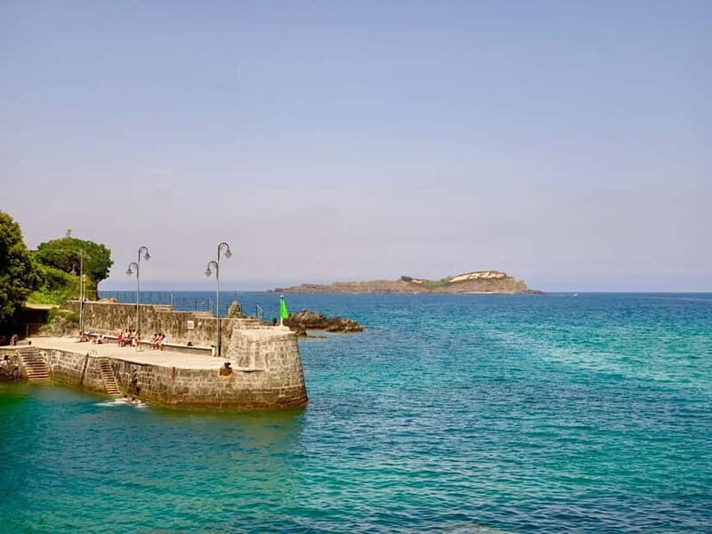 From Bilbao: Gaztelugatxe, Mundaka, and Guernica Tour - Getting started: the Guggenheim Puppy meeting point