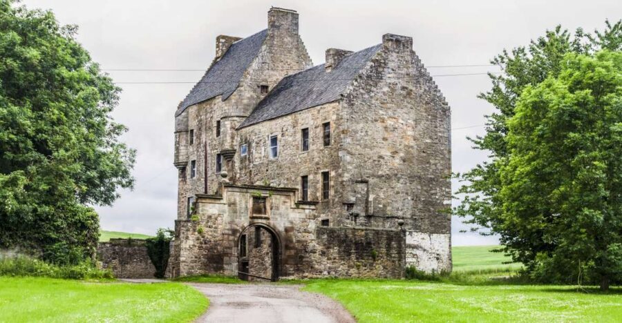 From Edinburgh: The Outlander Experience Guided Tour - Falkland: The Inverness Stand-In and a Honeymoon Shortcut