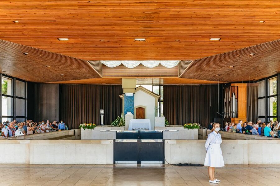 From Lisbon: Fatima Batalha Nazaré & Óbidos Small-Group Tour - Fátima: The Sanctuary of Our Lady of Fátima and the Chapel of Apparitions