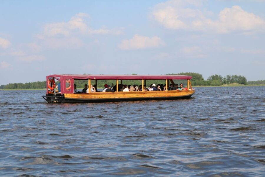 Giethoorn: Village & National Park Canal Cruise with Coffee - Electric Boat Basics: Comfort on the Water