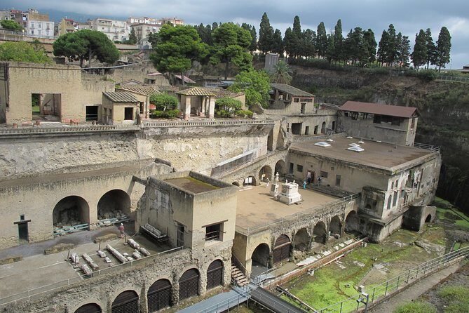 Guided Day Tour of Pompeii and Herculaneum with Light Lunch - Getting To The Bus in Sorrento: Meeting Point and Pickup