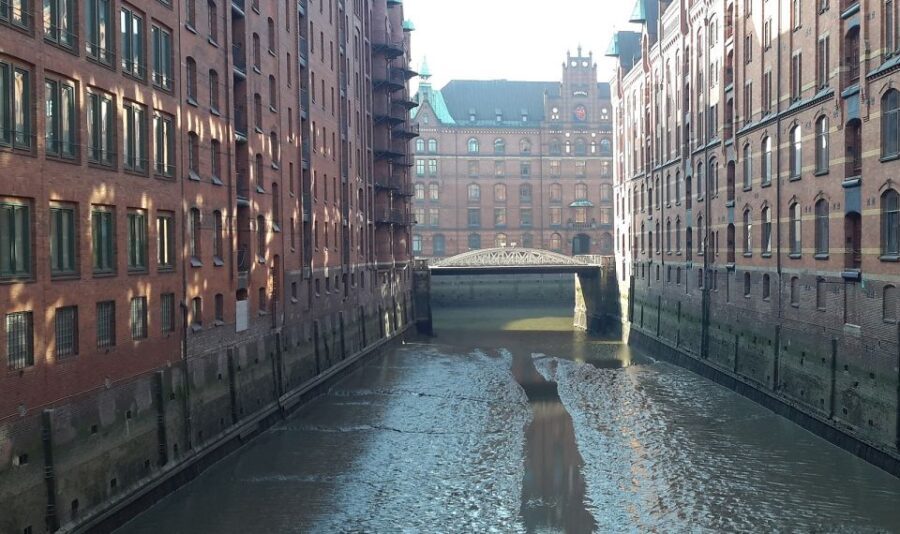 Hamburg: Speicherstadt and Hafencity Guided Tour - Meeting point at Sandtorkai 74: how to find the group fast