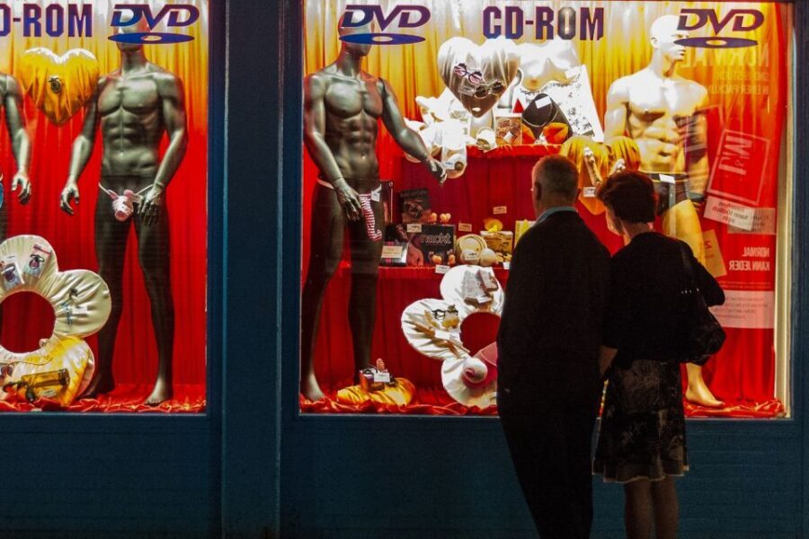 Hamburg: St. Pauli Highlights Guided Tour with Beer for 18+ - Why this tour is built around the Reeperbahn area