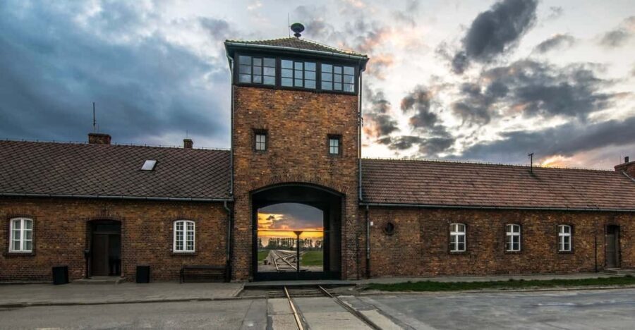 Krakow: Auschwitz-Birkenau Guided Tour with Pickup & Lunch - Comfortable air-conditioned coach: staying functional for 7–10 hours