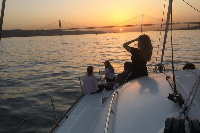 Lisbon Sailing Catamaran Public Cruise with drinks - Meeting at Gate 3 in Alcântara: logistics without the stress