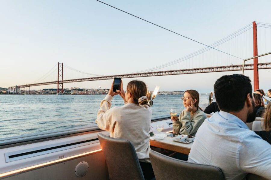 Lisbon: Sunset Cruise with Welcome Drink and Snacks - Getting to the Dock: Estação Ferroviária do Sul e Sueste and Boarding Timing