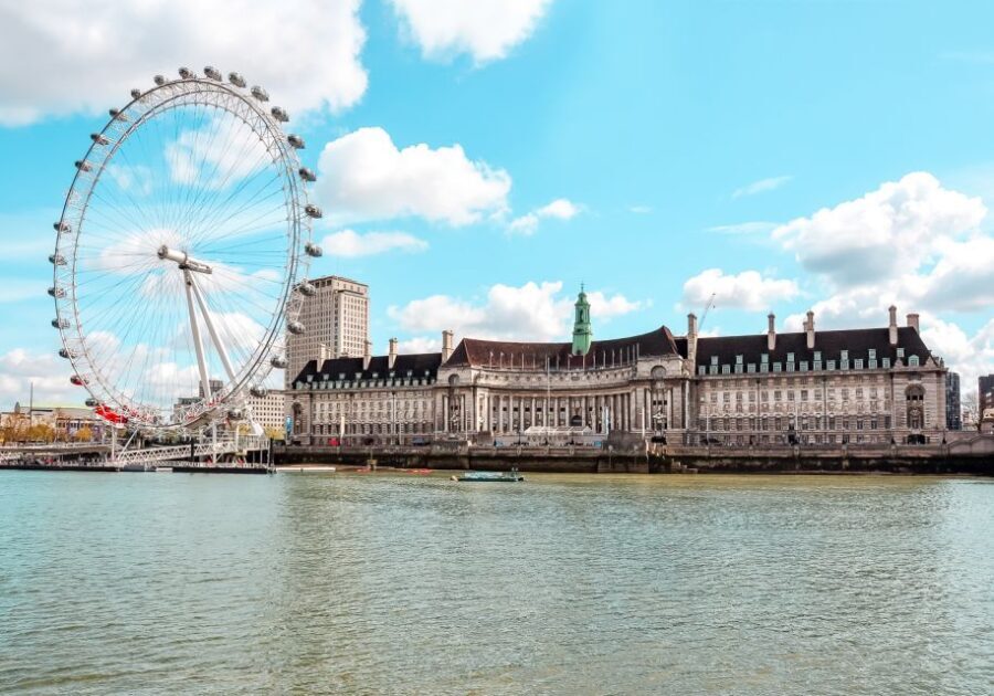 London: Afternoon Tea Cruise on the River Thames - The Boat Setup: Fixed Tables, Panoramic Windows, and Crowding Reality