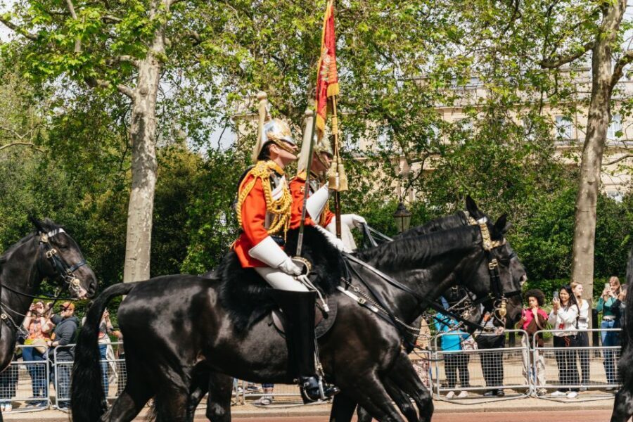 London: Changing of the Guard Tour by Buckingham Palace - Where you meet: Duke of York Monument (and how to get there)