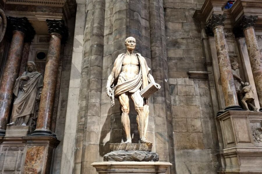 Milan: Duomo Rooftop and Cathedral Guided Tour with Tickets - Meeting at Piazza del Duomo 4 (and finding your guide fast)