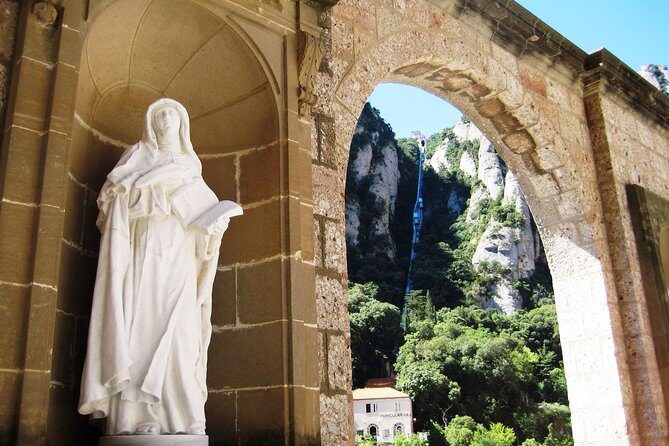 Montserrat: Cog-Wheel, Basilica, Black Madonna & Licor Tasting - The Guide Experience: Why This Matters More Than Youd Think