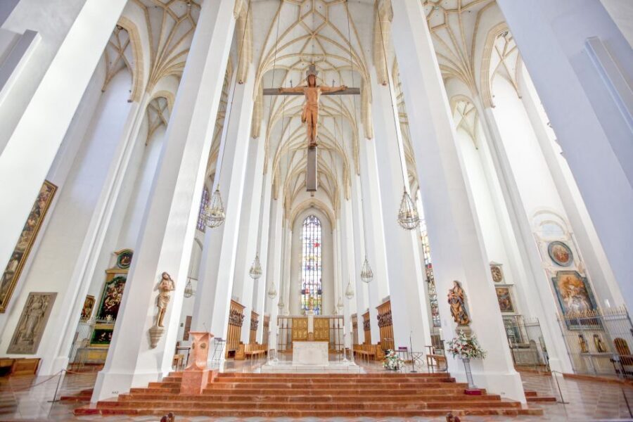 Munich: Old Town & Viktualienmarkt City Walk in German - Where the tour starts: Marienplatz by the Gothic Town Hall