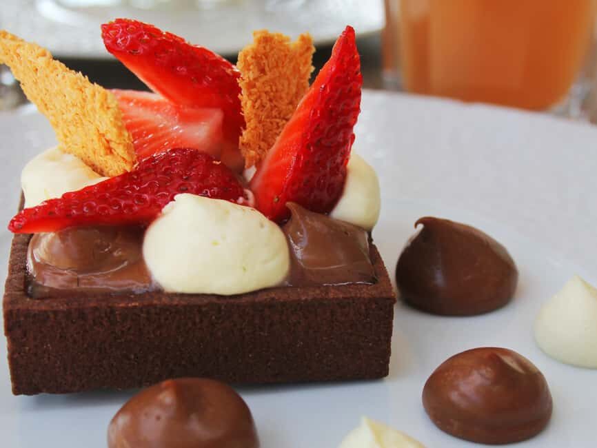 Paris: 1-Hour Sightseeing Cruise and 3-Course Bistro Dinner - Pick Your Sequence: Dinner First or Cruise First