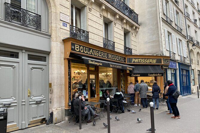 Paris TV Character Walking Tour with Optional Seine River Cruise - Group size and comfort: how to make sure you hear the guide