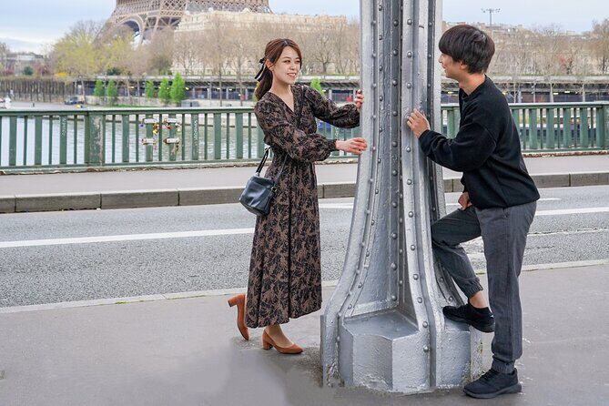 Photo Session in Paris - Photographer at the Eiffel Tower - The three photo zones: square, steps, gardens