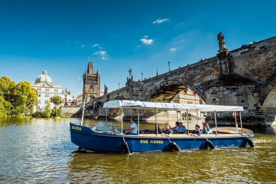 Prague: 45-Minute Sightseeing Cruise to Devil's Channel - Boarding at Čech Bridge: Pier Confusion and QR Scans