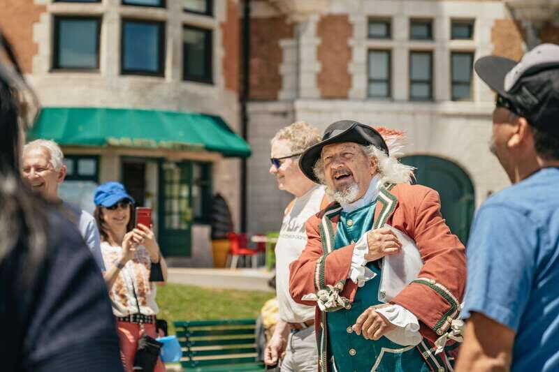 Quebec City: Guided Tour of Fairmont Le Château Frontenac - Meeting point at Au 1884: how to find the group fast