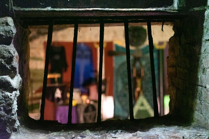 Underground Vaults Walking Tour in Edinburgh Old Town - The Quality of Guides Makes All the Difference