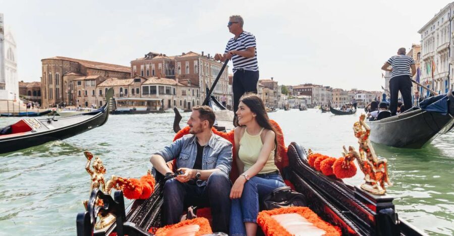 Venice: Grand Canal Gondola Ride with App Commentary - The 15-minute gondola walk: what you actually learn