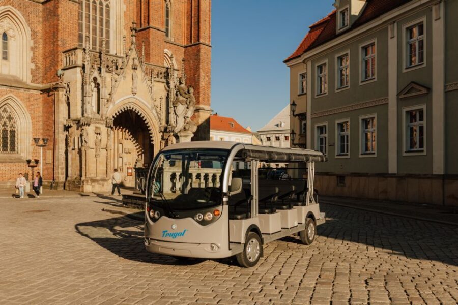 Wroclaw: E-Car Tour and Audio Guide - How the guide storytelling works: live tour + audio support