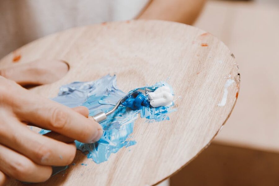 Blue palette painting in Blue Period style