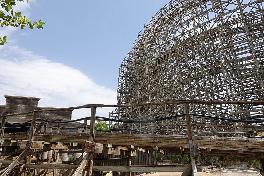 Hollywood themed zone at Parque Warner Madrid